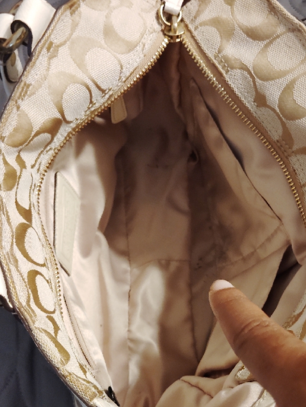 Coach Beige and White Signature Circle Appliqué Tote!! - Picture 11 of 17
